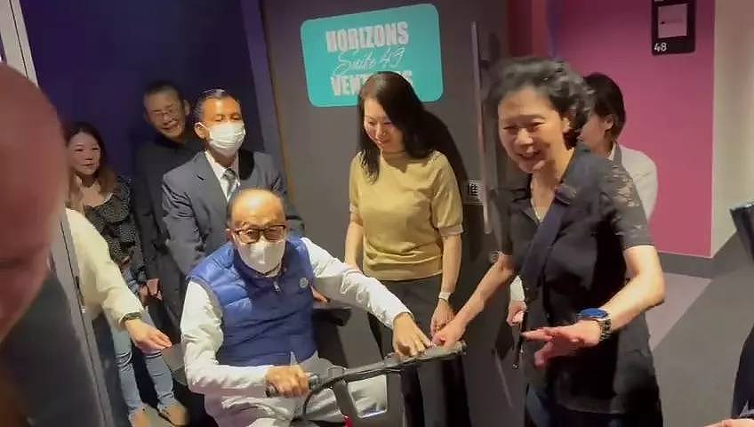 96岁李嘉诚观看五月天演唱会，开代步车离开被围堵，女友周凯旋上前解围（组图） - 12