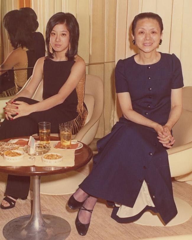 75岁王薇薇晒母亲照片，女翻译身着旗袍很优雅（组图） - 1