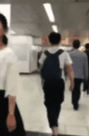 日本英国频现痴汉“撞男”，和受害者女性擦肩路过时，故意用肩膀手臂撞击女生胸部（组图） - 3