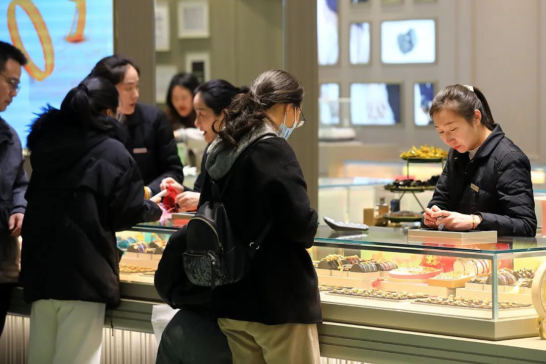 金价大跳水!金饰价跌破1000元,金店店长:客流少了一半!美国人也大举套现,连“传家宝”也卖了(组图) - 7