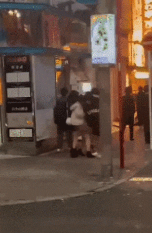 日本英国频现痴汉“撞男”，和受害者女性擦肩路过时，故意用肩膀手臂撞击女生胸部（组图） - 9