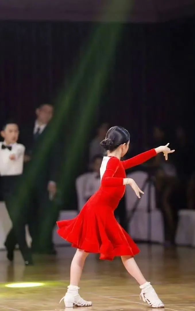热搜第一！孙俪的女儿拉丁舞在英国夺冠（组图） - 2