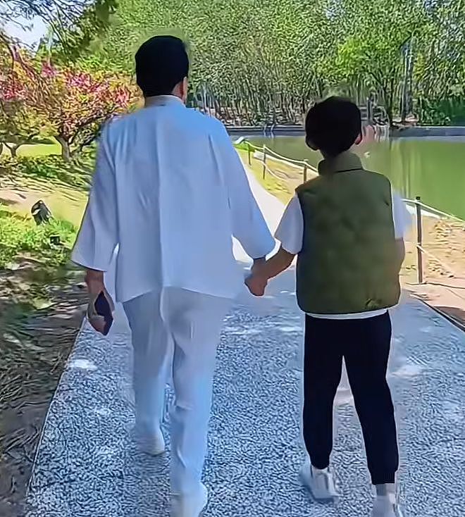 张兰牵着孙子逛公园,感叹新的生活开始,汪小菲婚礼将至状态极佳(组图) - 2