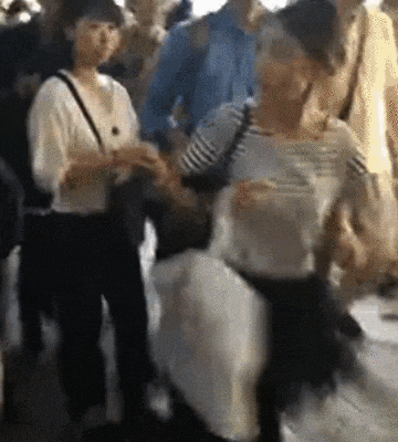日本英国频现痴汉“撞男”，和受害者女性擦肩路过时，故意用肩膀手臂撞击女生胸部（组图） - 7