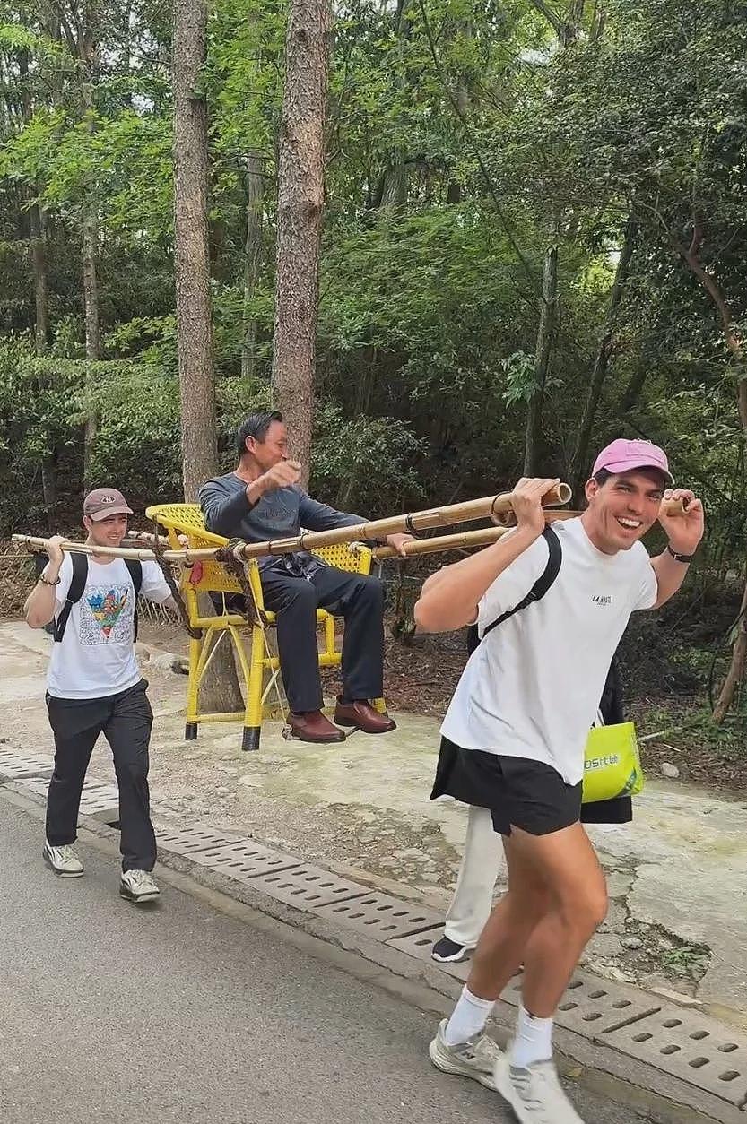 澳洲游客在张家界花60元抬轿夫上山：走了10分钟，感觉不轻松（组图） - 1