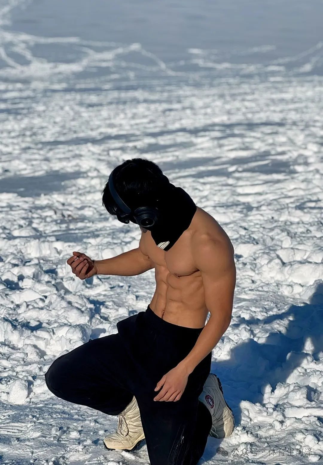 【帅哥】195腹肌黑皮滑雪教练,俯拍视角超级诱惑,大包翘臀别太明显...(组图) - 3