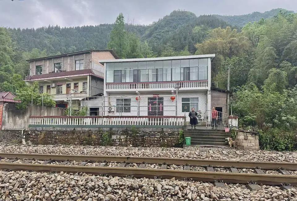 火车穿村而过已有17人被撞死，铁路部门回应（图） - 1