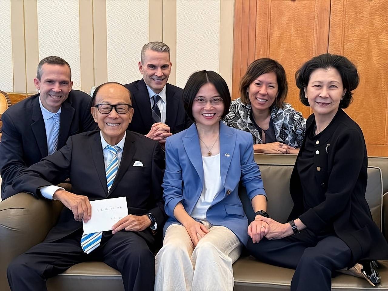 96岁李嘉诚观看五月天演唱会，开代步车离开被围堵，女友周凯旋上前解围（组图） - 11
