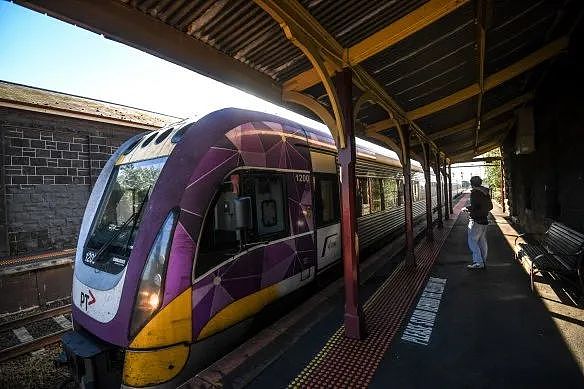 维州多个重点项目大跳票！铁路、道路、公共住房全延期，引民众不满（组图） - 1