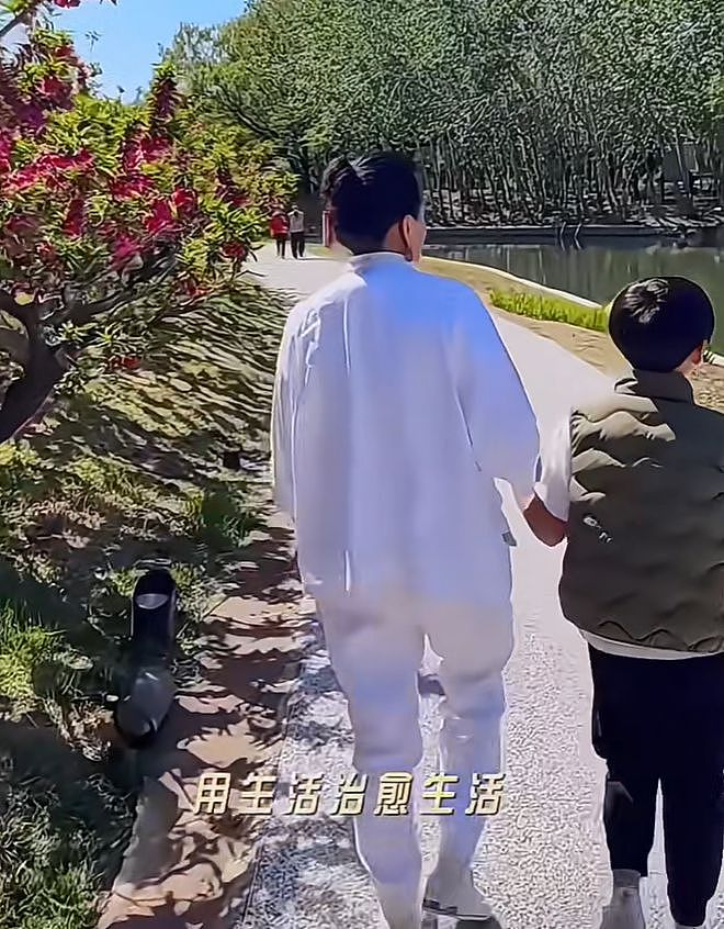 张兰牵着孙子逛公园,感叹新的生活开始,汪小菲婚礼将至状态极佳(组图) - 4
