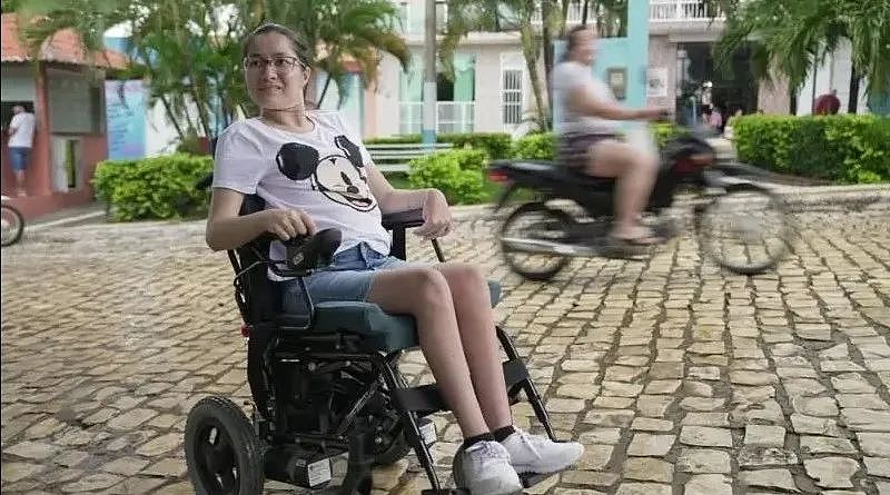 偏远小镇被“血脉诅咒”,50岁就瘫痪?然而她发现,这里有种从来没人听过的病...(组图) - 1