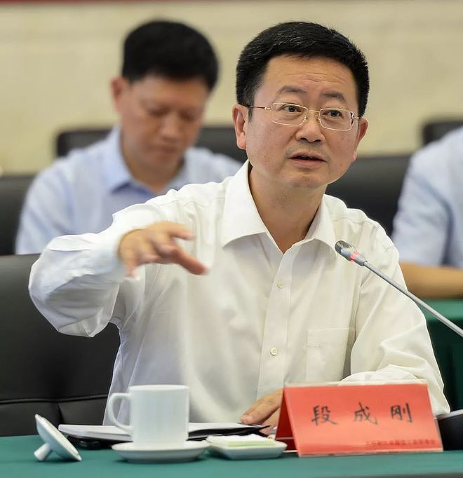 陆克华被逮捕:系首个被通报搞低级红高级黑落马高官(组图) - 3