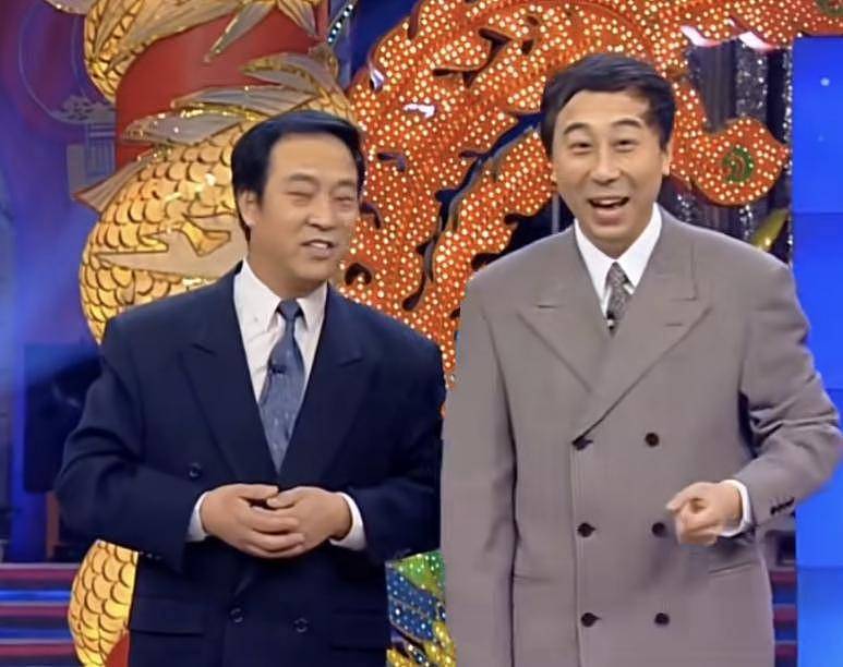 77岁牛群坐地铁被偶遇！满头白发老态尽显，变化太大难认出（组图） - 11