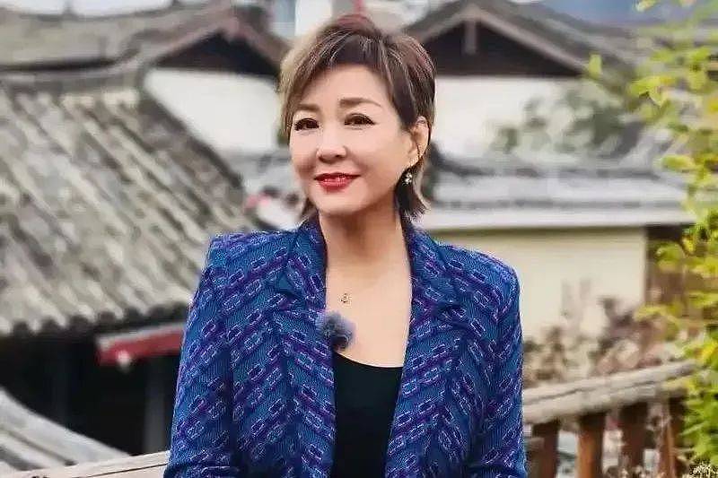贾玲这个咖位的导演?女明星会有更年期...(组图) - 3