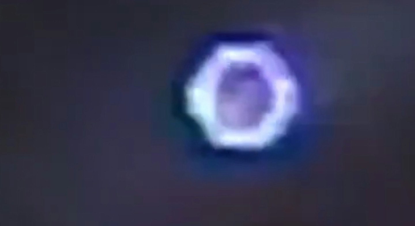 美国加州惊现变形UFO!盘旋15分钟从六角形变圆形亮如满月(视频/组图) - 6