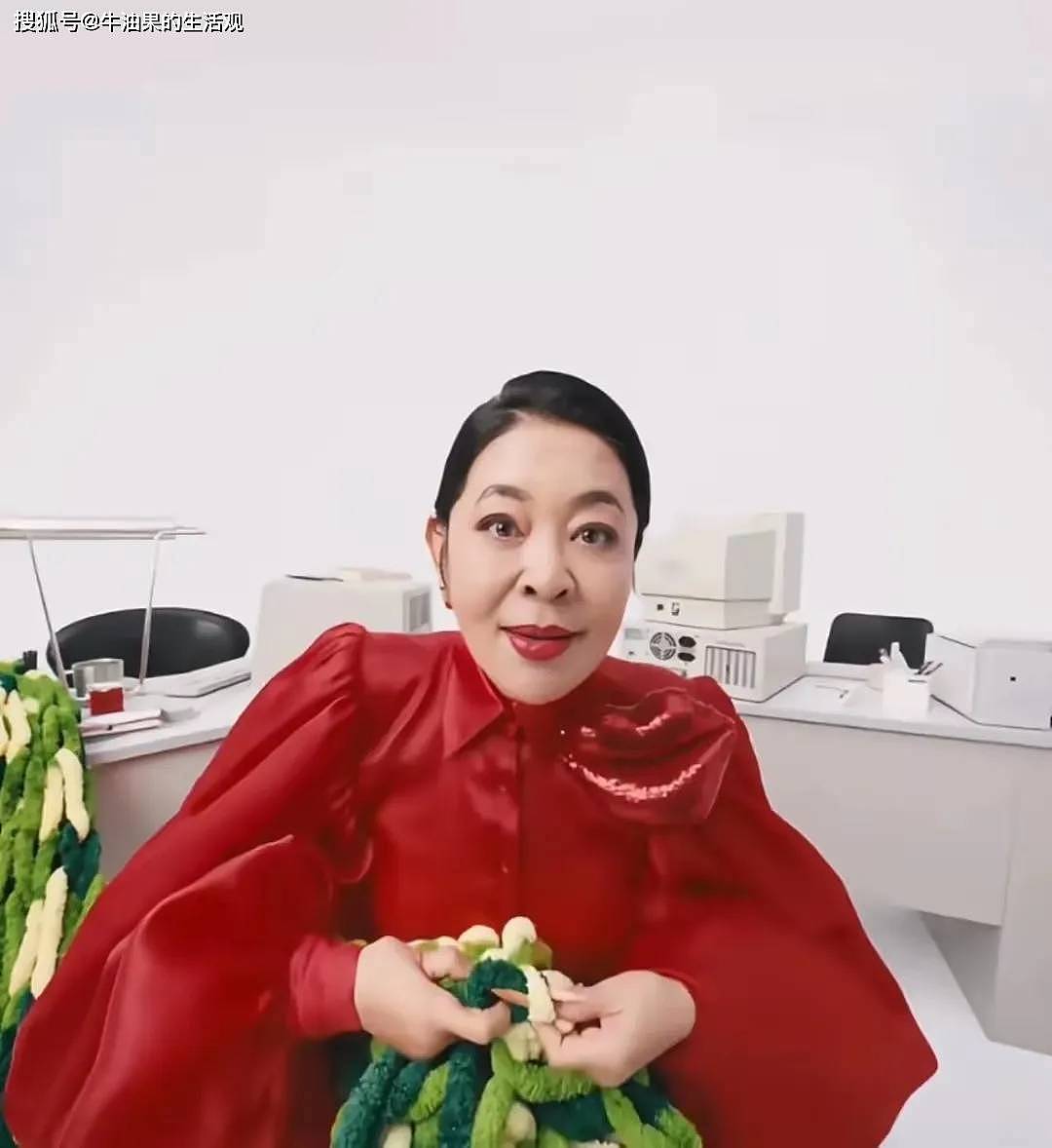 66岁倪萍近照曝光，大红唇尖下巴整容失败，被吐槽像格格巫（组图） - 6