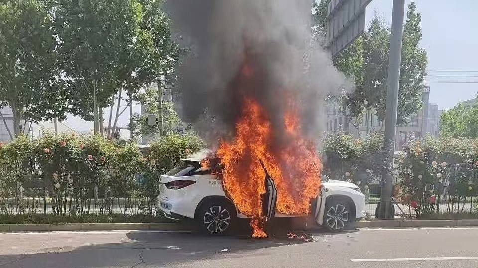 小马智行无人车碰撞后自燃？企业回应：电池老化导致，无人伤亡（组图） - 1