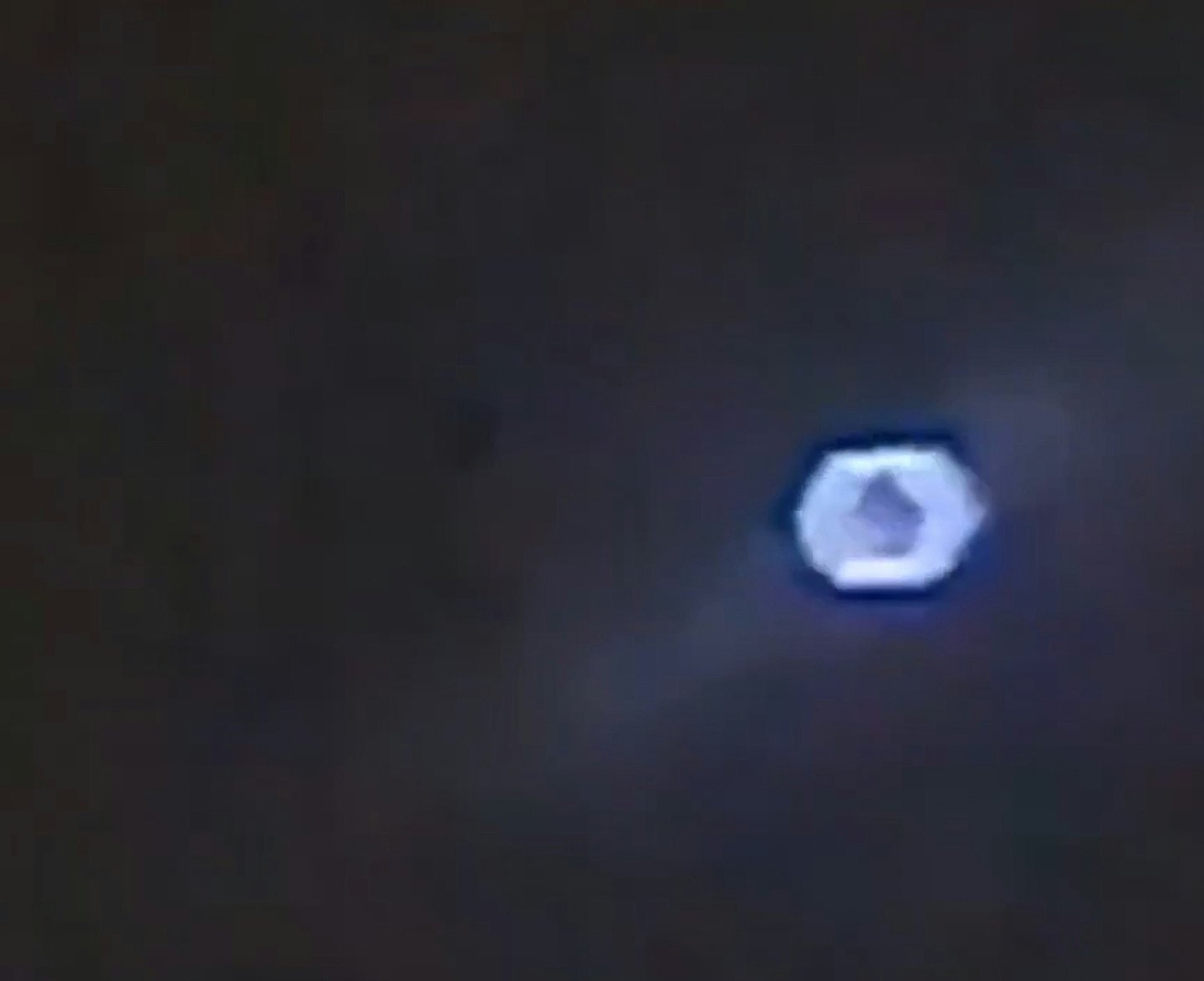 美国加州惊现变形UFO!盘旋15分钟从六角形变圆形亮如满月(视频/组图) - 2