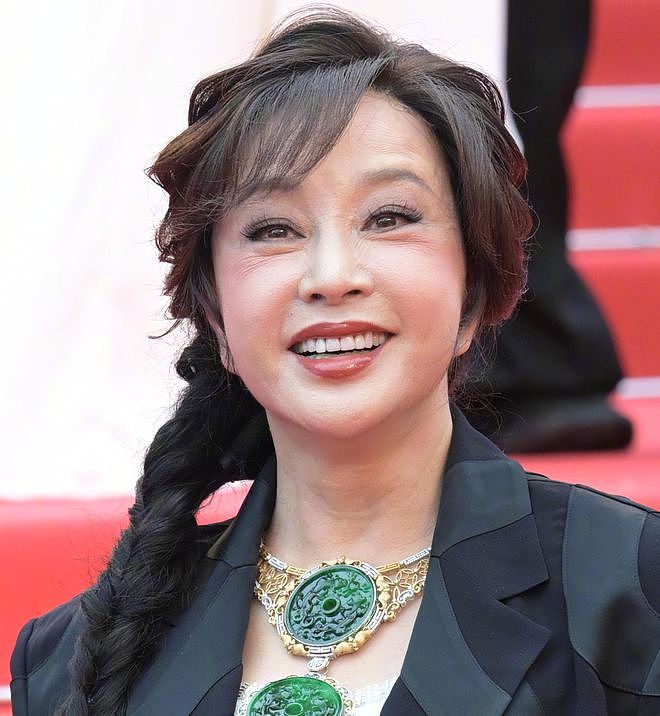 戛纳开幕红毯来了！刘晓庆戴巨型翡翠抢镜，龚俊化身东方绅士（组图） - 10