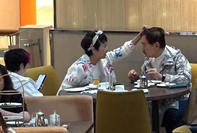 谢霆锋妈妈带老公逛街,夫妻互动像小情侣,拉姑打扮超显年轻(组图) - 3