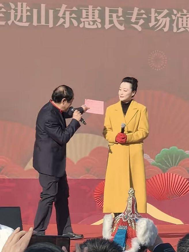 77岁牛群坐地铁被偶遇！满头白发老态尽显，变化太大难认出（组图） - 16