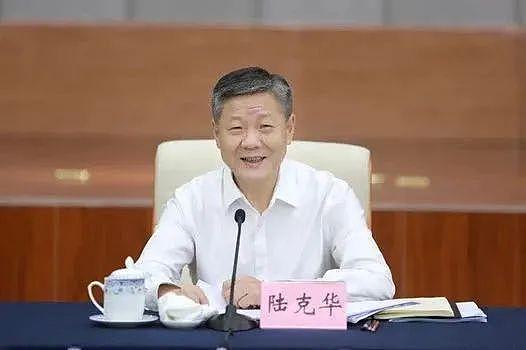 陆克华被逮捕:系首个被通报搞低级红高级黑落马高官(组图) - 1