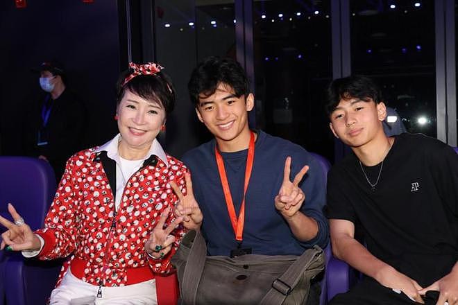 谢霆锋妈妈带老公逛街,夫妻互动像小情侣,拉姑打扮超显年轻(组图) - 11