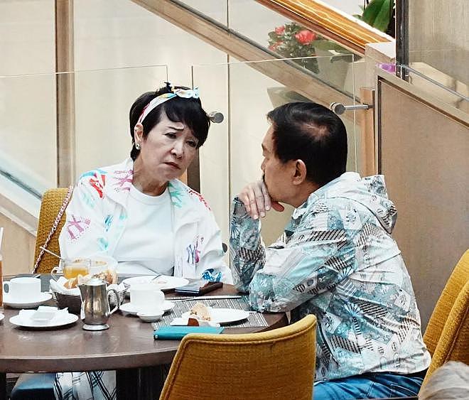 谢霆锋妈妈带老公逛街,夫妻互动像小情侣,拉姑打扮超显年轻(组图) - 2