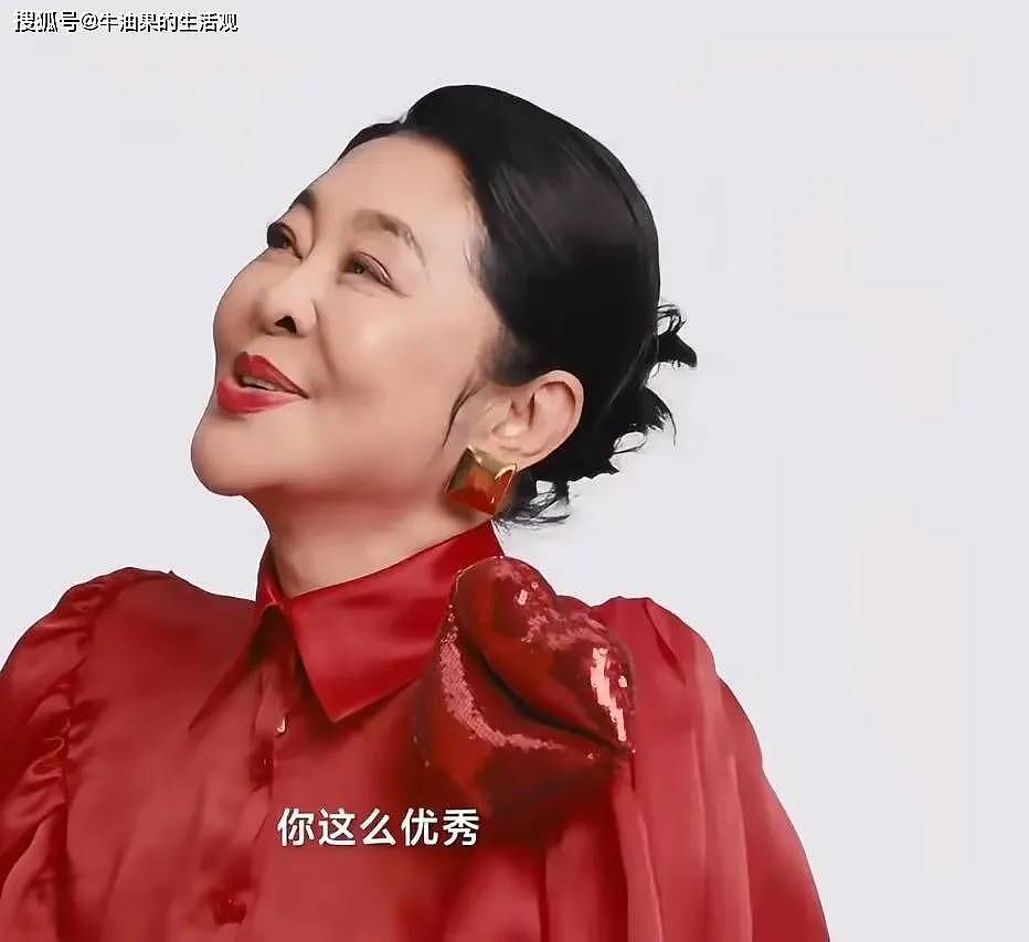 66岁倪萍近照曝光，大红唇尖下巴整容失败，被吐槽像格格巫（组图） - 3