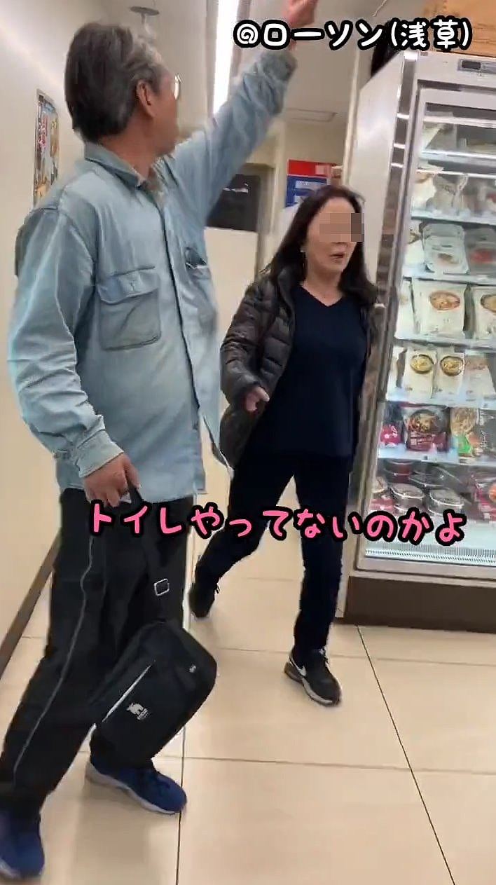 日女当街便溺影像疯传,裙摆当厕纸!日本网民:中国游客扮的(视频/组图) - 10