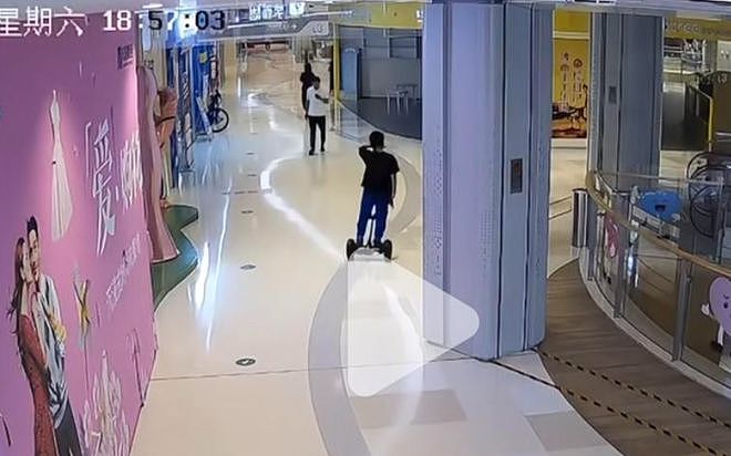 65岁老人商场内与骑平衡车男孩相撞骨折,男孩家属:商场也应负责(组图) - 1