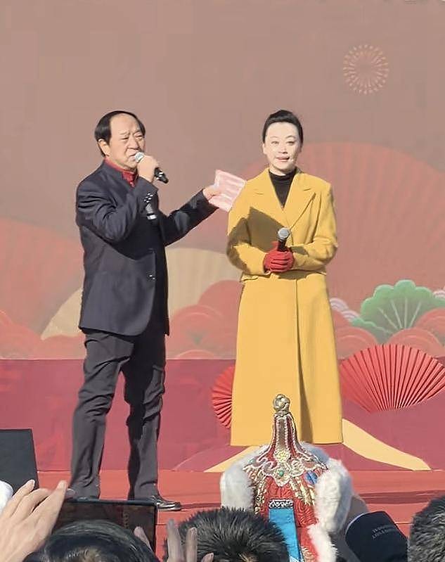 77岁牛群坐地铁被偶遇！满头白发老态尽显，变化太大难认出（组图） - 15