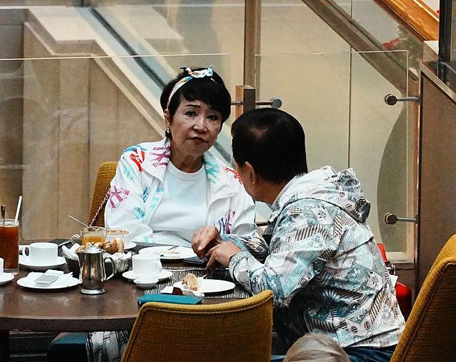 谢霆锋妈妈带老公逛街,夫妻互动像小情侣,拉姑打扮超显年轻(组图) - 5