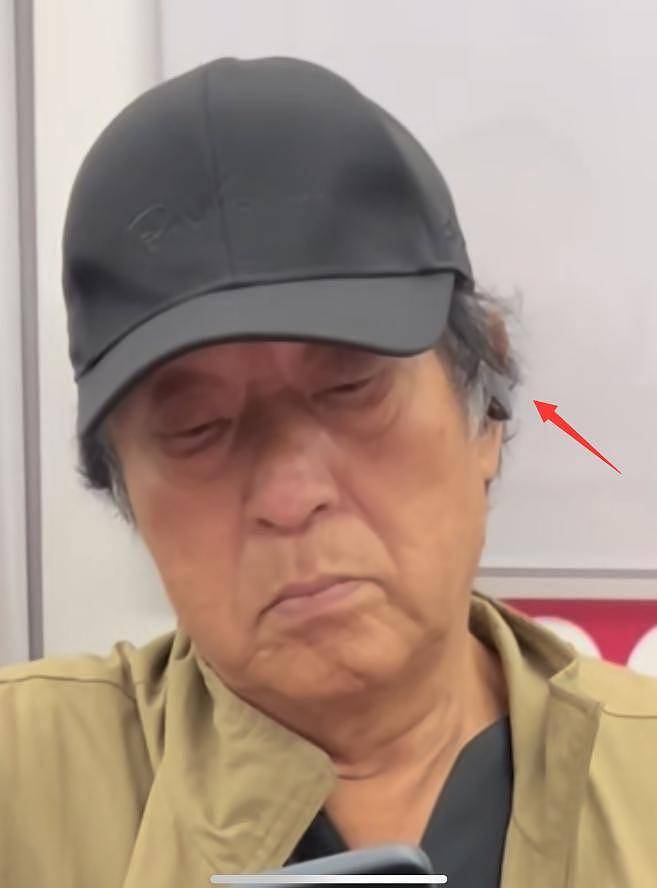 77岁牛群坐地铁被偶遇！满头白发老态尽显，变化太大难认出（组图） - 4
