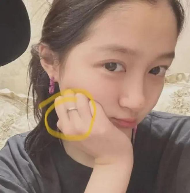 鹿晗求婚了？关晓彤现身秀出无名指戒指，两人恋情疑似迎来转机（组图） - 7