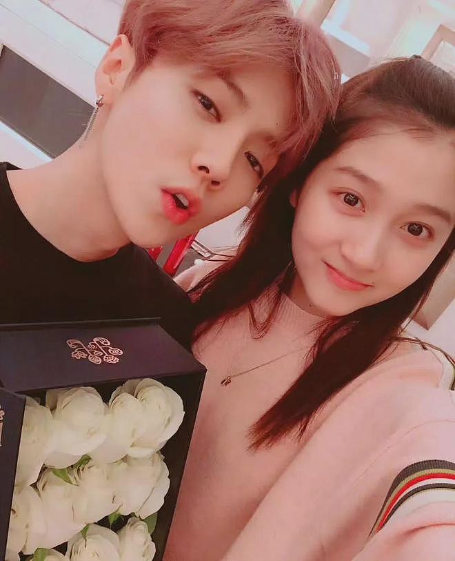 鹿晗求婚了？关晓彤现身秀出无名指戒指，两人恋情疑似迎来转机（组图） - 10