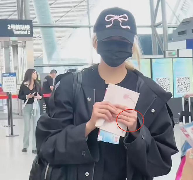 鹿晗求婚了？关晓彤现身秀出无名指戒指，两人恋情疑似迎来转机（组图） - 5