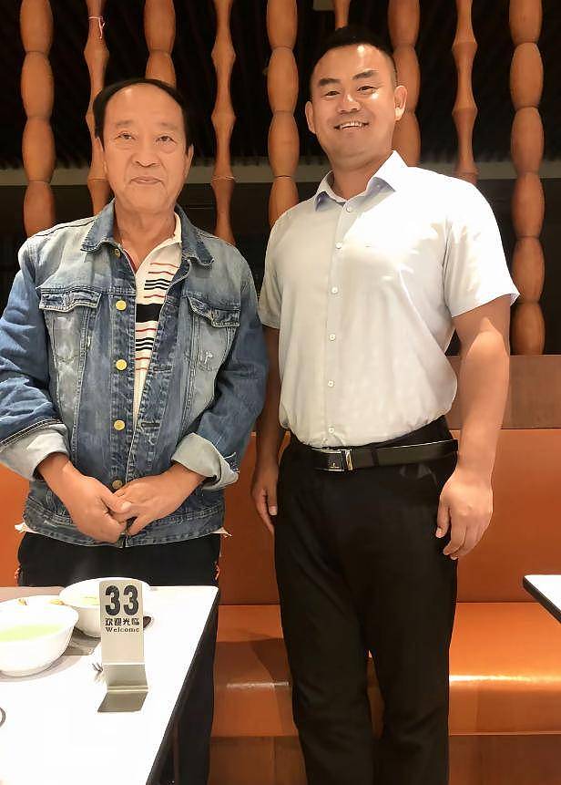 77岁牛群坐地铁被偶遇！满头白发老态尽显，变化太大难认出（组图） - 14