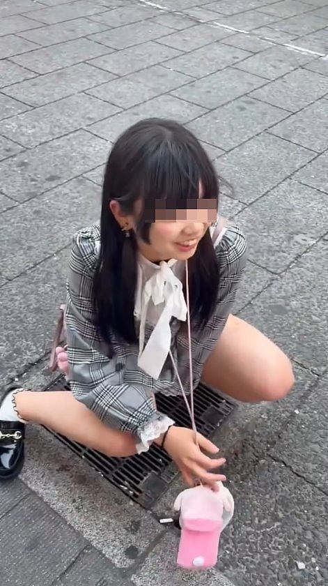 日女当街便溺影像疯传,裙摆当厕纸!日本网民:中国游客扮的(视频/组图) - 6