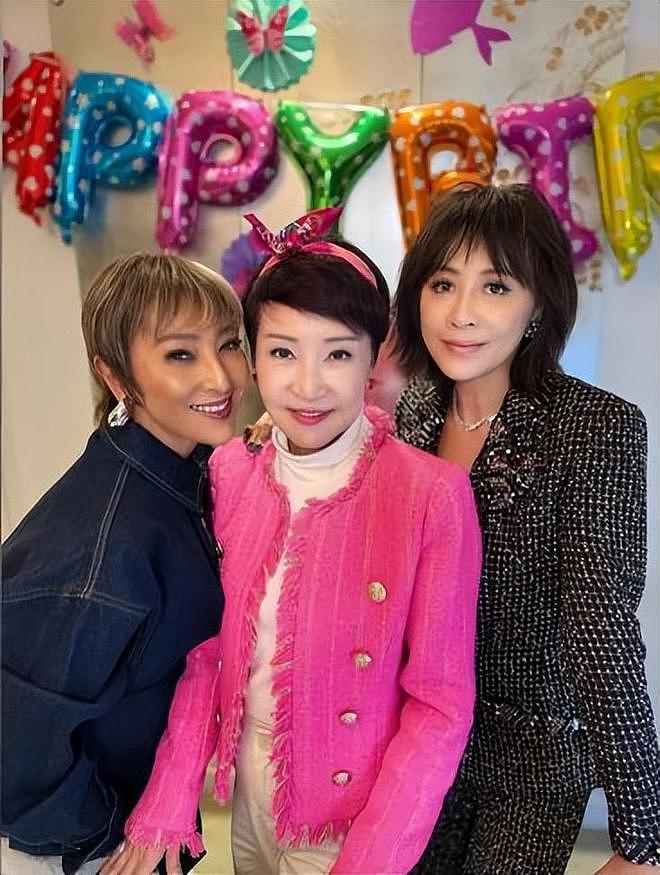 谢霆锋妈妈带老公逛街,夫妻互动像小情侣,拉姑打扮超显年轻(组图) - 12