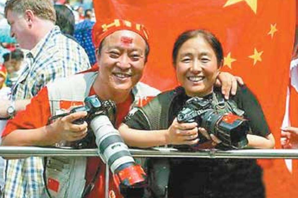77岁牛群坐地铁被偶遇！满头白发老态尽显，变化太大难认出（组图） - 13