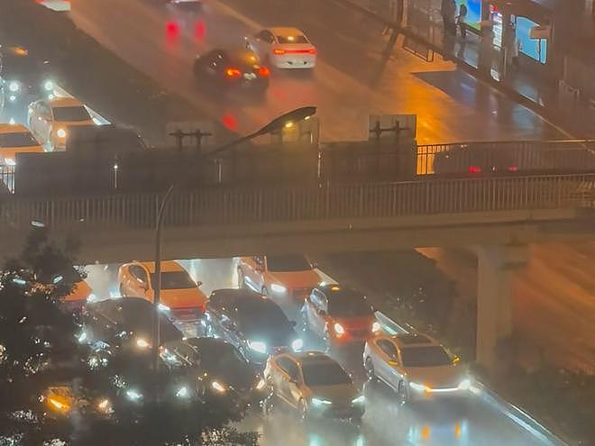 北京多地突发冰雹天气，车辆桥下堵路躲冰雹引争论，律师：避险不当造成损害应担责（图） - 1