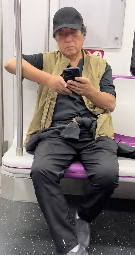 77岁牛群坐地铁被偶遇！满头白发老态尽显，变化太大难认出（组图） - 3