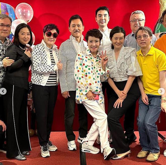 谢霆锋妈妈带老公逛街,夫妻互动像小情侣,拉姑打扮超显年轻(组图) - 9