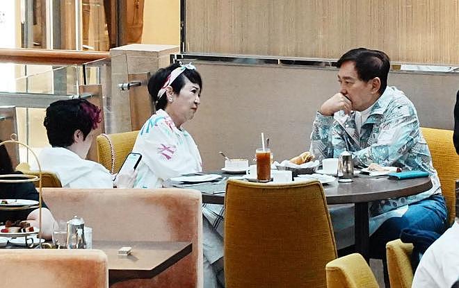 谢霆锋妈妈带老公逛街,夫妻互动像小情侣,拉姑打扮超显年轻(组图) - 1