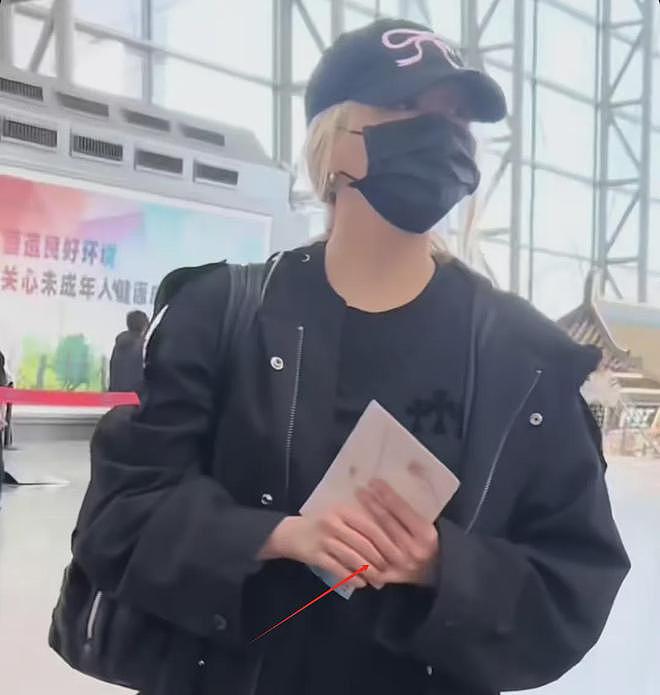 鹿晗求婚了？关晓彤现身秀出无名指戒指，两人恋情疑似迎来转机（组图） - 3
