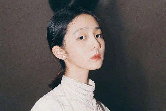 顶配资源加持却遭质疑!黄多多进圈,是星二代特权还是实力使然?(组图) - 7