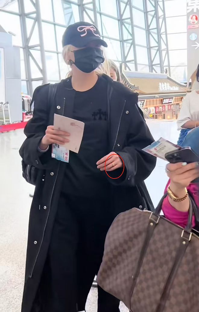 鹿晗求婚了？关晓彤现身秀出无名指戒指，两人恋情疑似迎来转机（组图） - 4