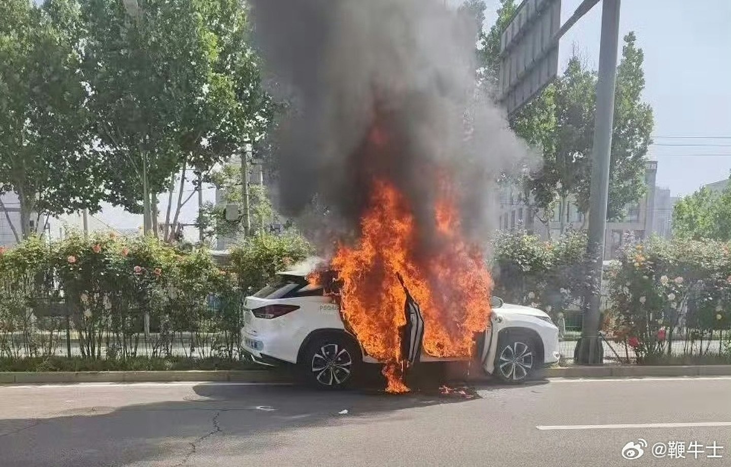 小马智行无人车碰撞后自燃？企业回应：电池老化导致，无人伤亡（组图） - 2