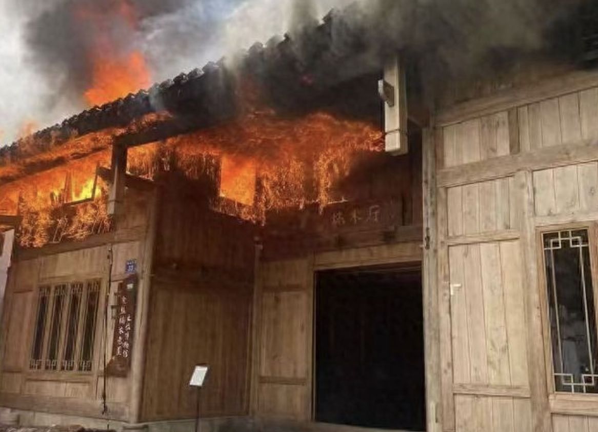 中国金丝楠木老屋一把火烧毁！民众质疑：燃烧难度比一般木头高30%（组图） - 3